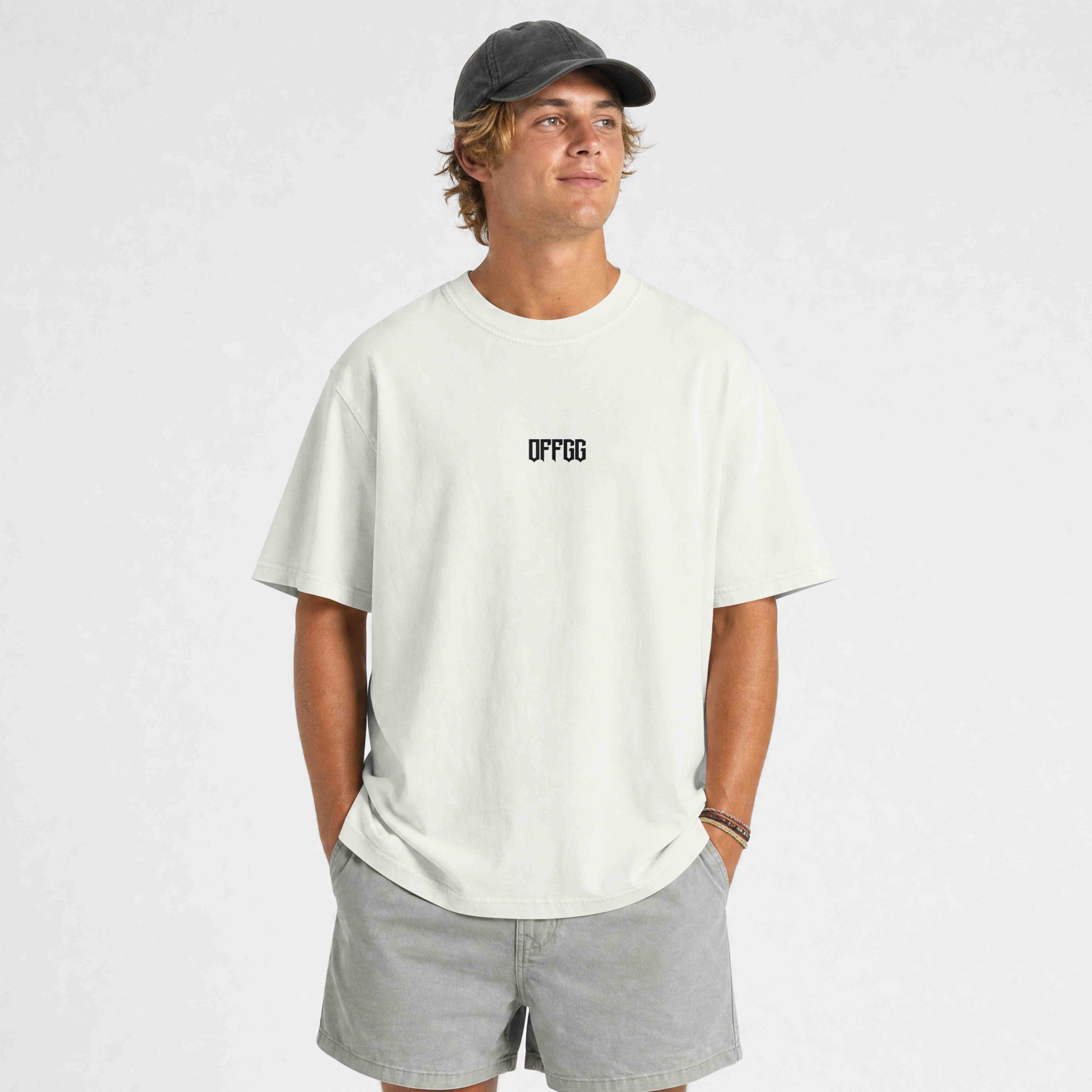 Modelo vestindo a camiseta branca OFFGG, vista de frente