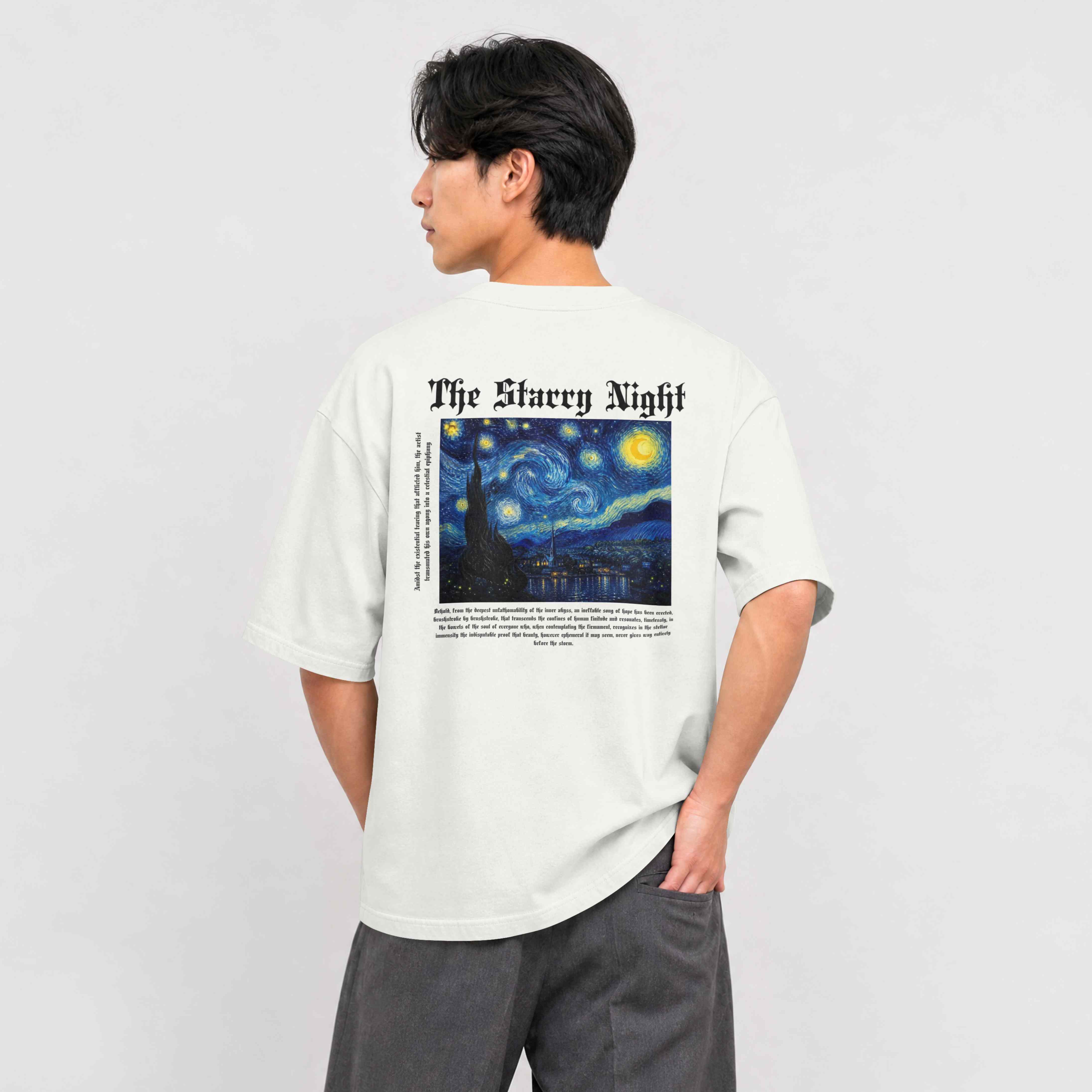 Modelo vestindo a camiseta branca The Starry Night, vista de costas